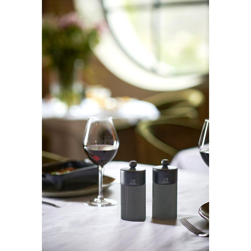 Duo de moulins à poivre et à sel Line noir mat 12 cm + entonnoir en inox - Visuel 1